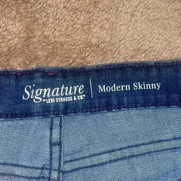 Women’s NWT Signature by Levi Strauss Jeans - Picture 3 of 5